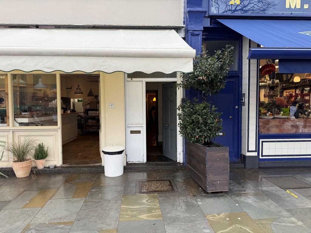 Lot: 44 - LAND WITH POTENTIAL JUST OFF CLAPHAM COMMON - Doorway with access from front of 25 The Pavement